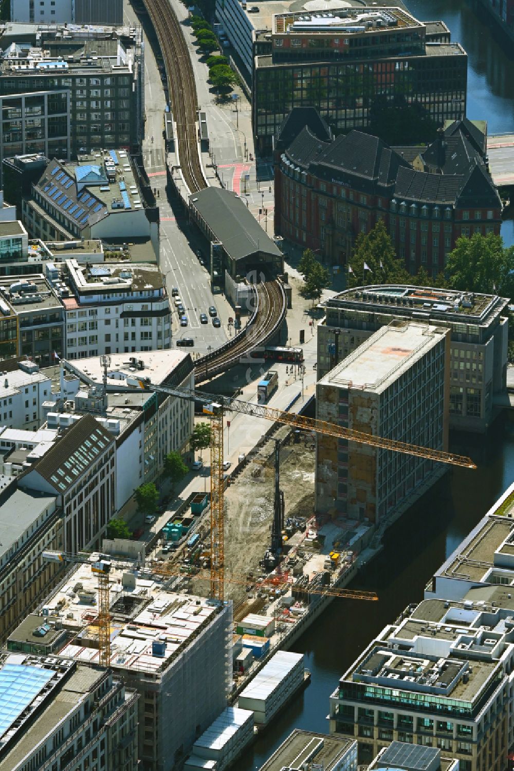 Luftaufnahme Hamburg - Baustelle zum Neubau der Hotelanlage am Kanal Alsterfleet im Ortsteil Altstadt in Hamburg, Deutschland