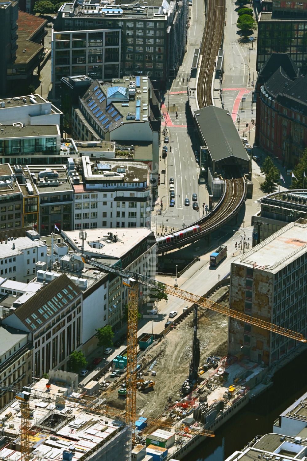 Hamburg von oben - Baustelle zum Neubau der Hotelanlage am Kanal Alsterfleet im Ortsteil Altstadt in Hamburg, Deutschland