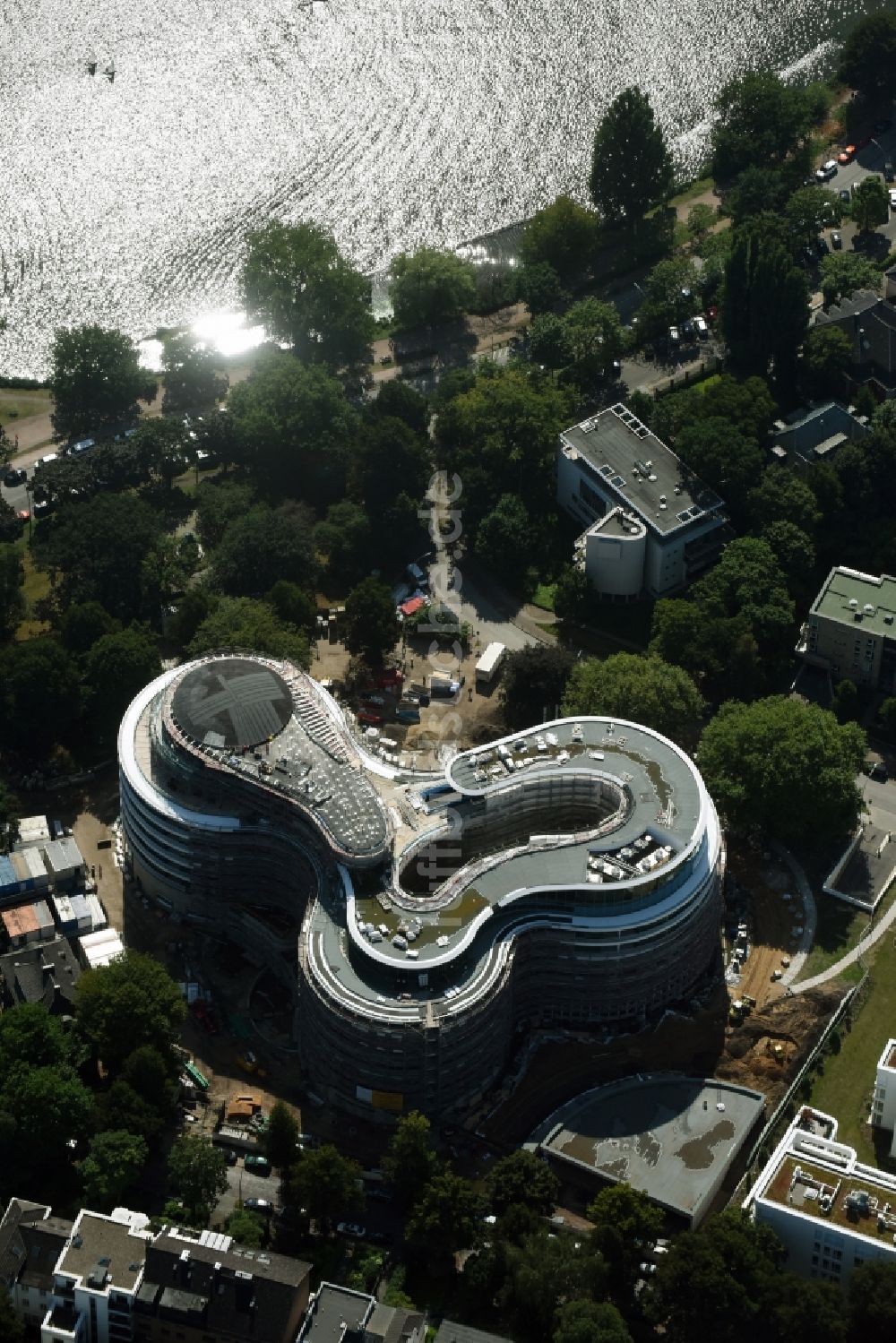 Hamburg von oben - Baustelle zum Neubau der Hotelanlage Luxushotel The Fontenay an der Außenalster im Stadtteil Rotherbaum in Hamburg