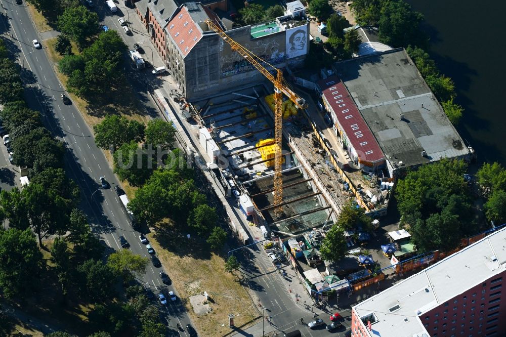 Berlin von oben - Baustelle zum Neubau der Hotelanlage am Stralauer Platz in Berlin, Deutschland