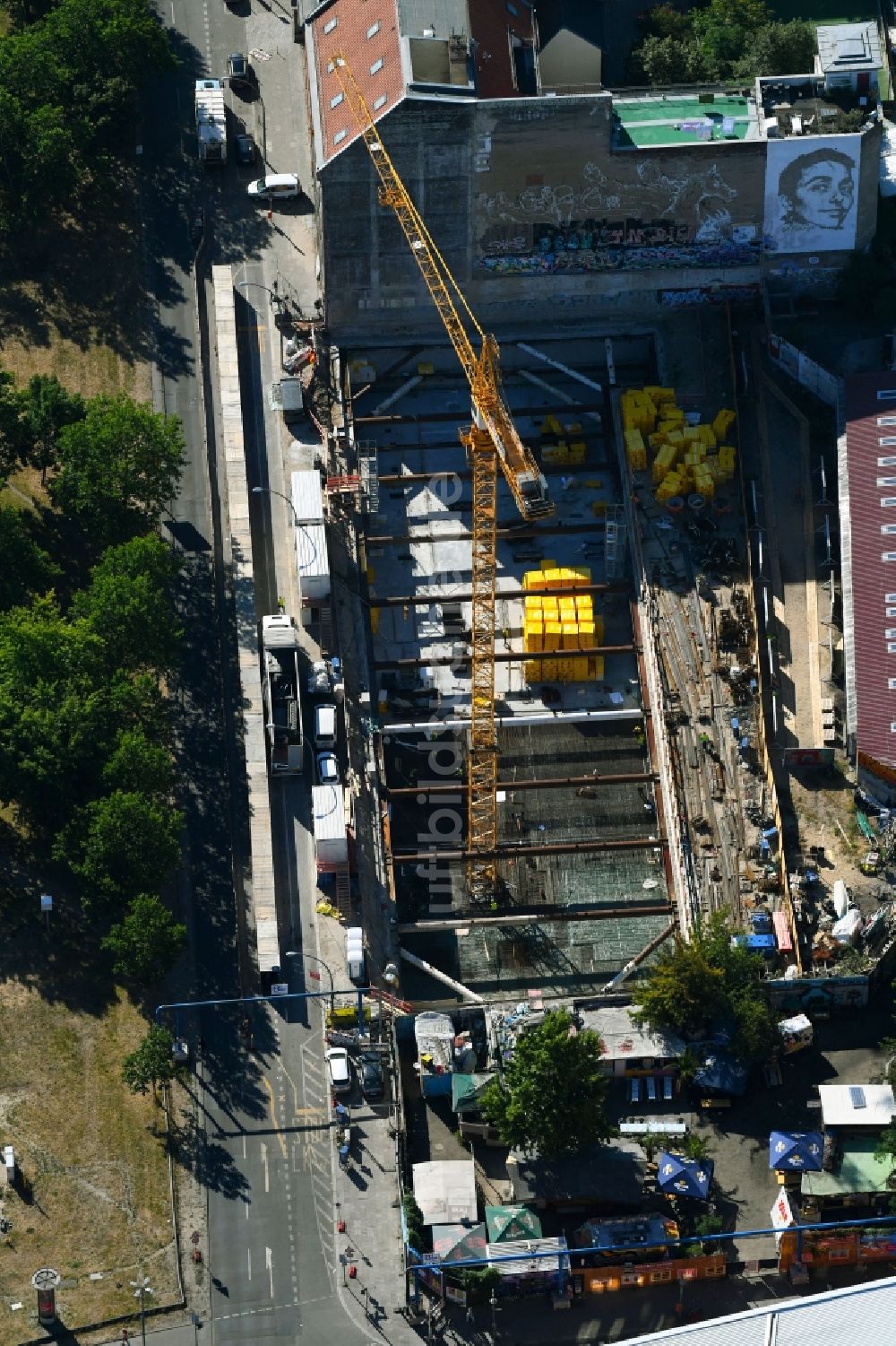 Berlin aus der Vogelperspektive: Baustelle zum Neubau der Hotelanlage am Stralauer Platz in Berlin, Deutschland