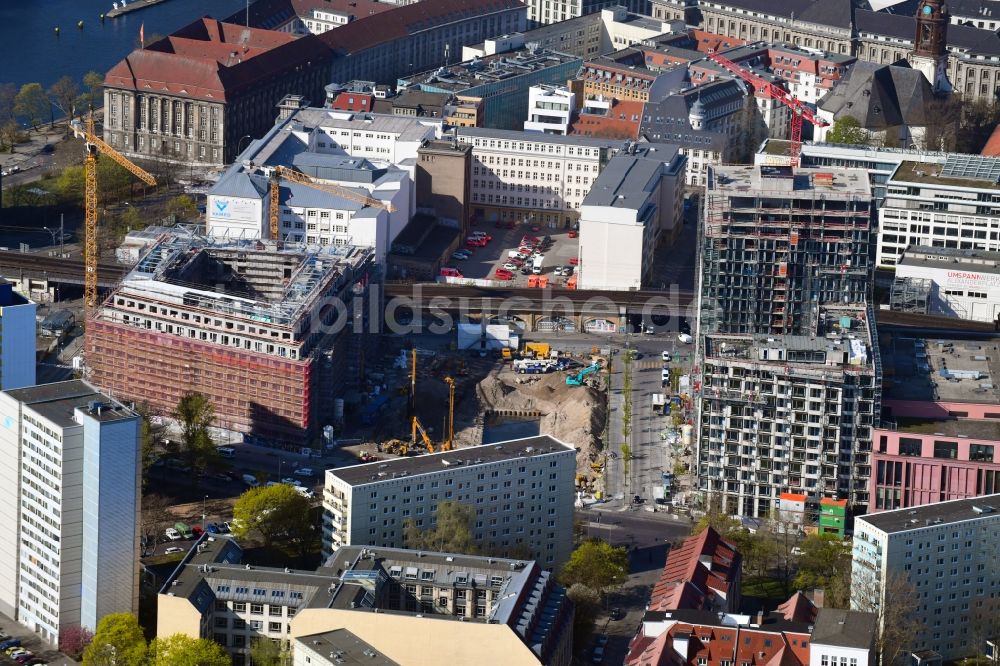 Berlin aus der Vogelperspektive: Baustelle zum Neubau der Hotelanlage The Student Hotel Berlin im Ortsteil Mitte in Berlin, Deutschland