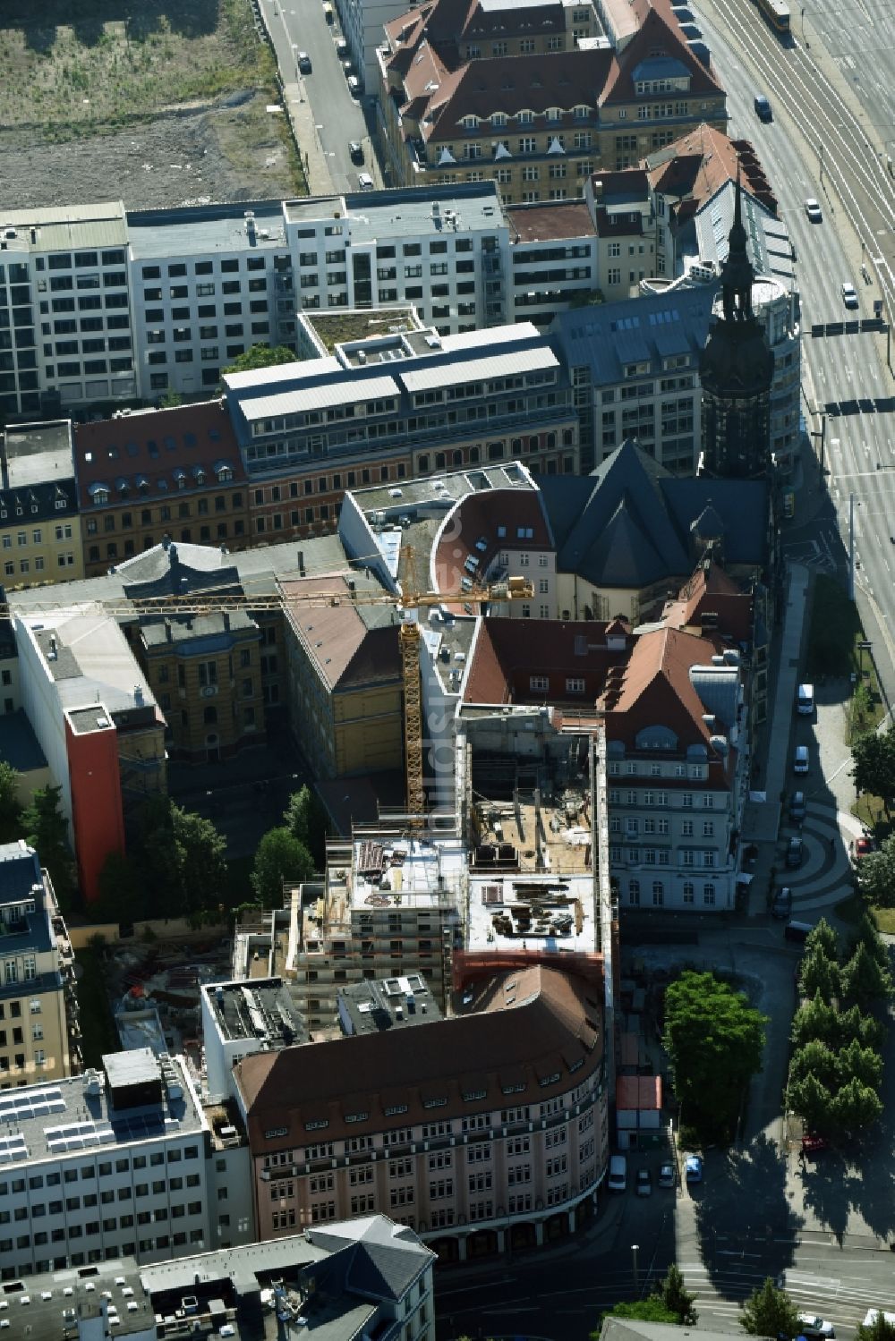 Leipzig aus der Vogelperspektive: Baustelle zum Neubau der Hotelanlage der Travel24.com AG am ehemaligen Ring-Messehaus am Tröndlinring in Leipzig im Bundesland Sachsen