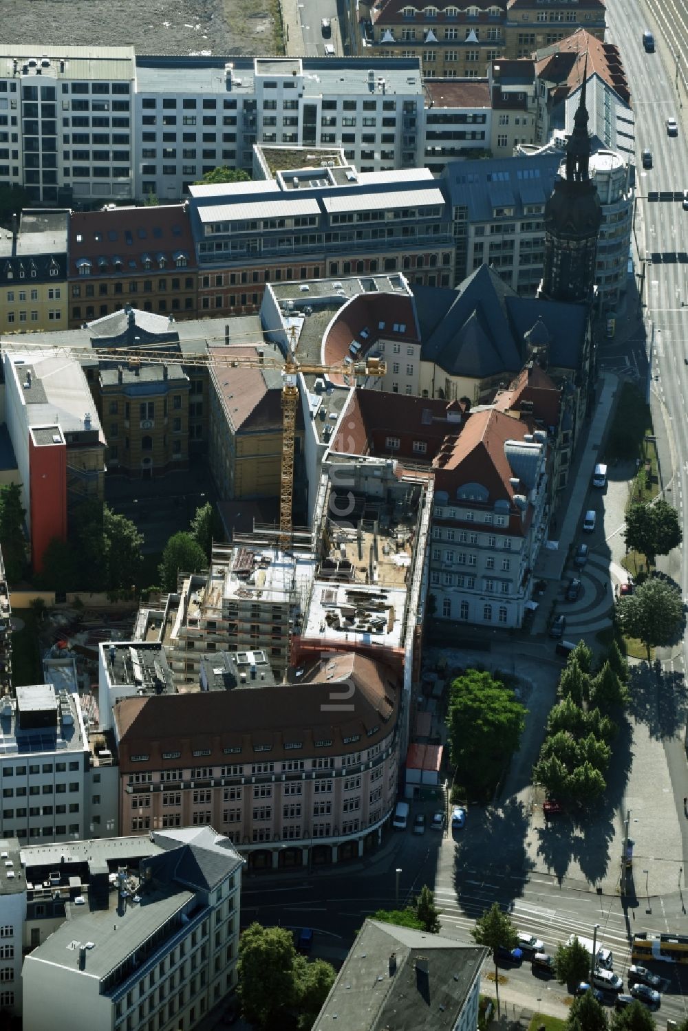 Luftaufnahme Leipzig - Baustelle zum Neubau der Hotelanlage der Travel24.com AG am ehemaligen Ring-Messehaus am Tröndlinring in Leipzig im Bundesland Sachsen