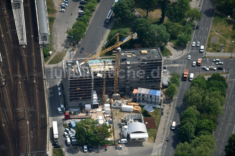 Berlin von oben - Baustelle zum Neubau der Hotelkette-Moxy im Stadtteil Friedrichshain in Berlin