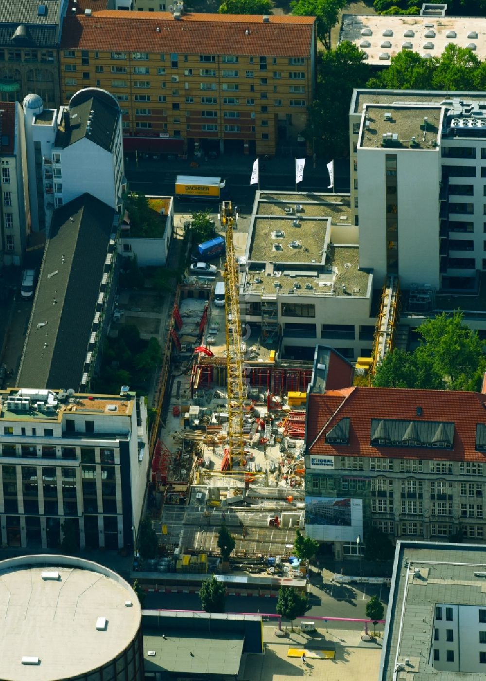 Berlin aus der Vogelperspektive: Baustelle zum Neubau der IDEAL Versicherung AG Aktiengesellschaft an der Zimmerstraße im Ortsteil Mitte in Berlin, Deutschland