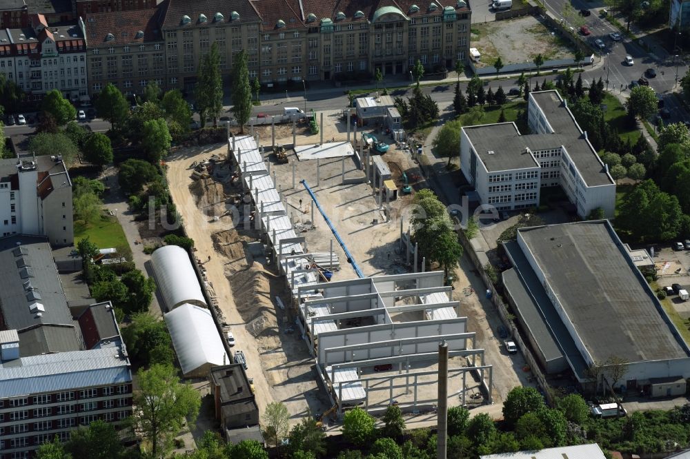 Berlin von oben - Baustelle zum Neubau einer Industriebau- und Lagerhalle durch die Wolff & Müller Holding GmbH & Co. KG an der Josef-Orlopp-Straße in Berlin