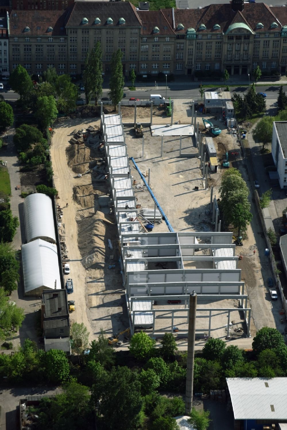 Berlin aus der Vogelperspektive: Baustelle zum Neubau einer Industriebau- und Lagerhalle durch die Wolff & Müller Holding GmbH & Co. KG an der Josef-Orlopp-Straße in Berlin