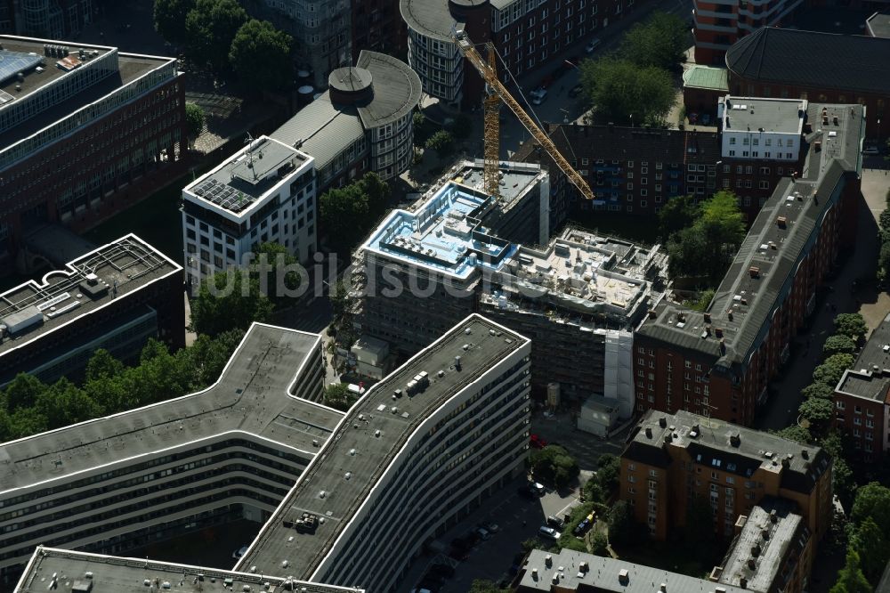 Hamburg von oben - Baustelle zum Neubau des Innenstadt Wohnquartiers City Living am Alten Steinweg im Stadtteil Neustadt in Hamburg