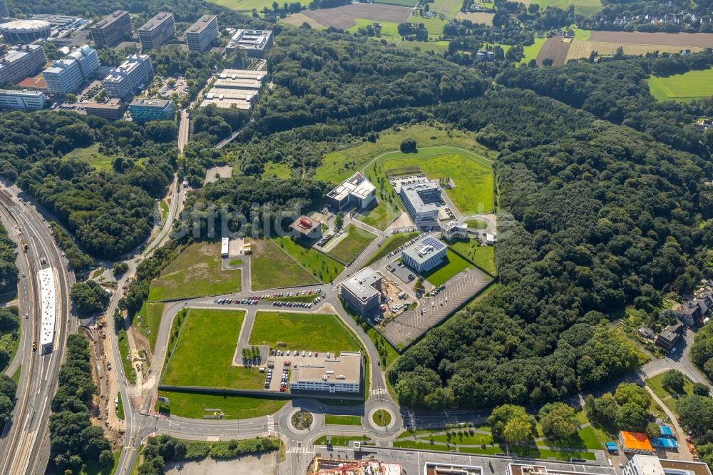 Bochum von oben - Baustelle zum Neubau des Innovationszentrums Gesundheitswirtschaft von der Kampmann Hörsysteme GmbH und der contec - Gesellschaft für Organisationsentwicklung mbH auf dem Gesundheitscampus im Ortsteil Bochum Süd in Bochum im Bundesland Nordrhein-Westf