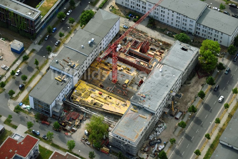 Luftaufnahme Berlin - Baustelle zum Neubau IRIS Adlershof Zum Großen Windkanal im Ortsteil Adlershof in Berlin, Deutschland