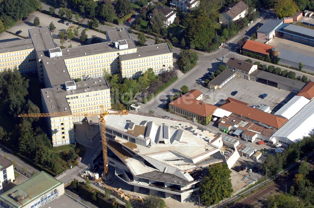 Luftbild Pullach im Isartal - Baustelle zum Neubau Kantineneubau der Linde AG an der Doktor- Carl- von- Linde- Straße in Pullach im Isartal im Bundesland Bayern