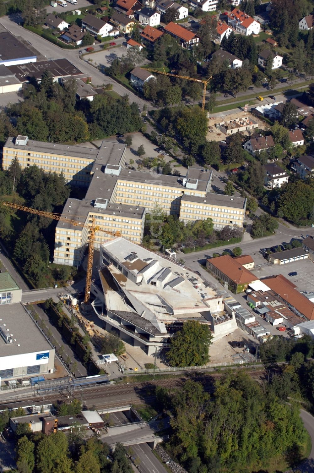 Pullach im Isartal aus der Vogelperspektive: Baustelle zum Neubau Kantineneubau der Linde AG an der Doktor- Carl- von- Linde- Straße in Pullach im Isartal im Bundesland Bayern