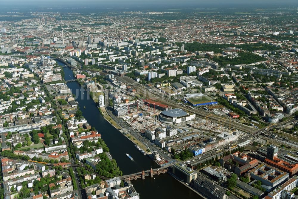 Luftbild Berlin - Baustelle zum Neubau eines Kino- Freizeit- und Hotelkomplexes auf dem Anschutz- Areal entlang der Mühlenstraße im Ortsteil Bezirk Friedrichshain-Kreuzberg in Berlin, Deutschland