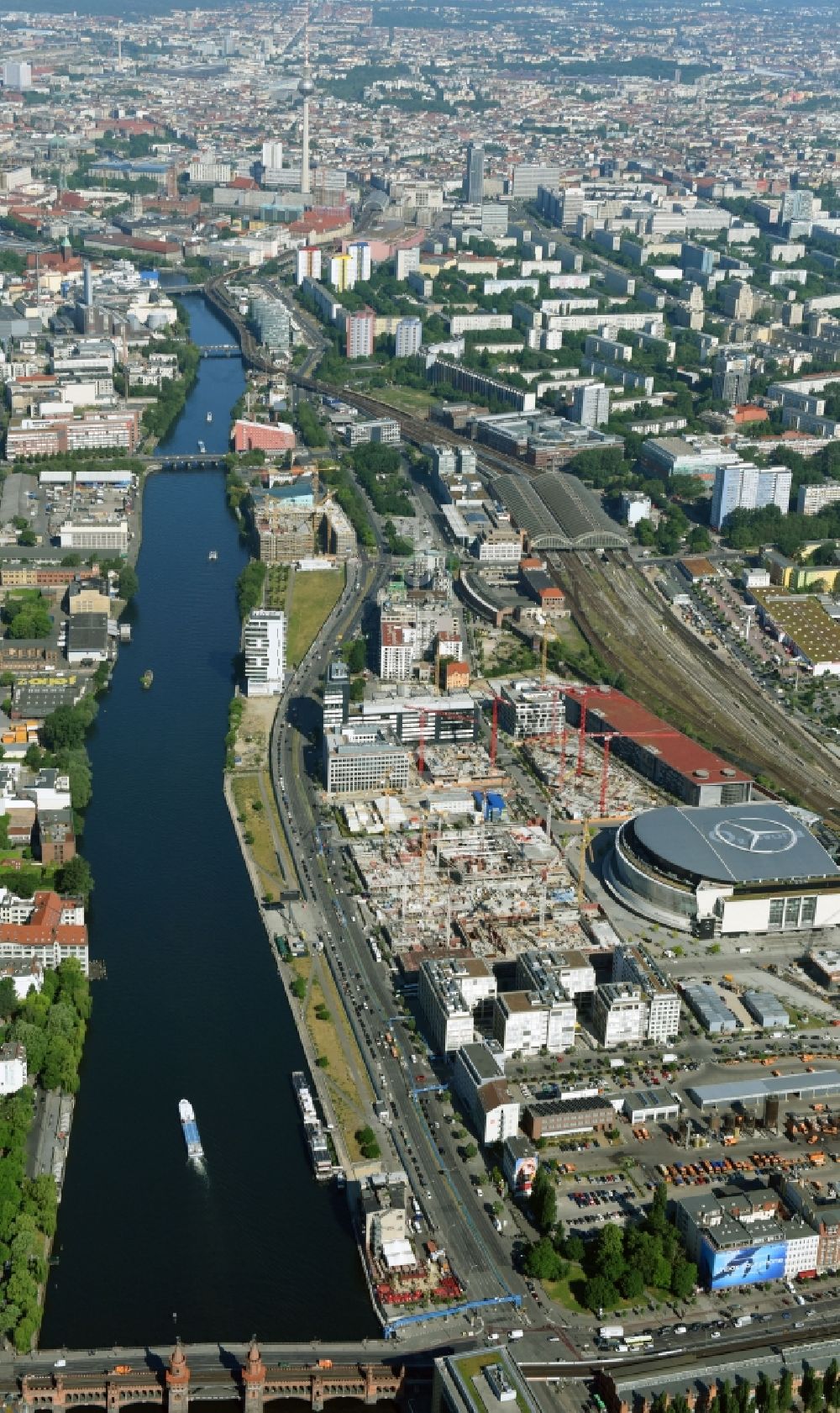 Luftaufnahme Berlin - Baustelle zum Neubau eines Kino- Freizeit- und Hotelkomplexes auf dem Anschutz- Areal entlang der Mühlenstraße im Ortsteil Bezirk Friedrichshain-Kreuzberg in Berlin, Deutschland