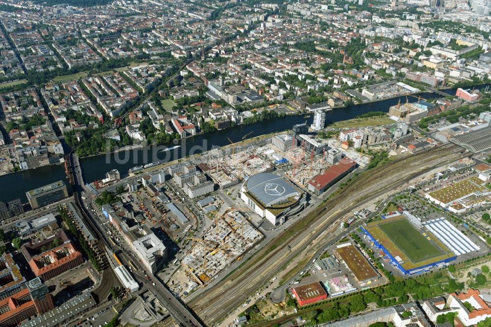 Berlin von oben - Baustelle zum Neubau eines Kino- Freizeit- und Hotelkomplexes auf dem Anschutz- Areal entlang der Mühlenstraße im Ortsteil Bezirk Friedrichshain-Kreuzberg in Berlin, Deutschland