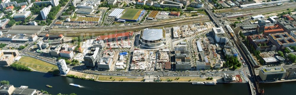 Luftbild Berlin - Baustelle zum Neubau eines Kino- Freizeit- und Hotelkomplexes auf dem Anschutz- Areal entlang der Mühlenstraße im Ortsteil Bezirk Friedrichshain-Kreuzberg in Berlin, Deutschland