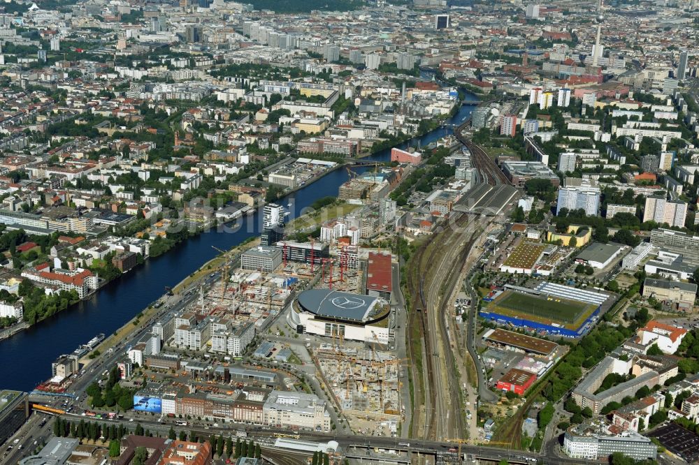 Luftaufnahme Berlin - Baustelle zum Neubau eines Kino- Freizeit- und Hotelkomplexes auf dem Anschutz- Areal entlang der Mühlenstraße im Ortsteil Bezirk Friedrichshain-Kreuzberg in Berlin, Deutschland