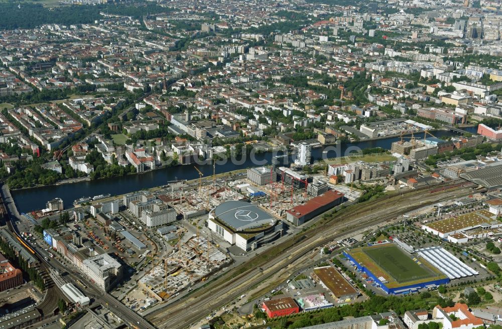 Berlin von oben - Baustelle zum Neubau eines Kino- Freizeit- und Hotelkomplexes auf dem Anschutz- Areal entlang der Mühlenstraße im Ortsteil Bezirk Friedrichshain-Kreuzberg in Berlin, Deutschland