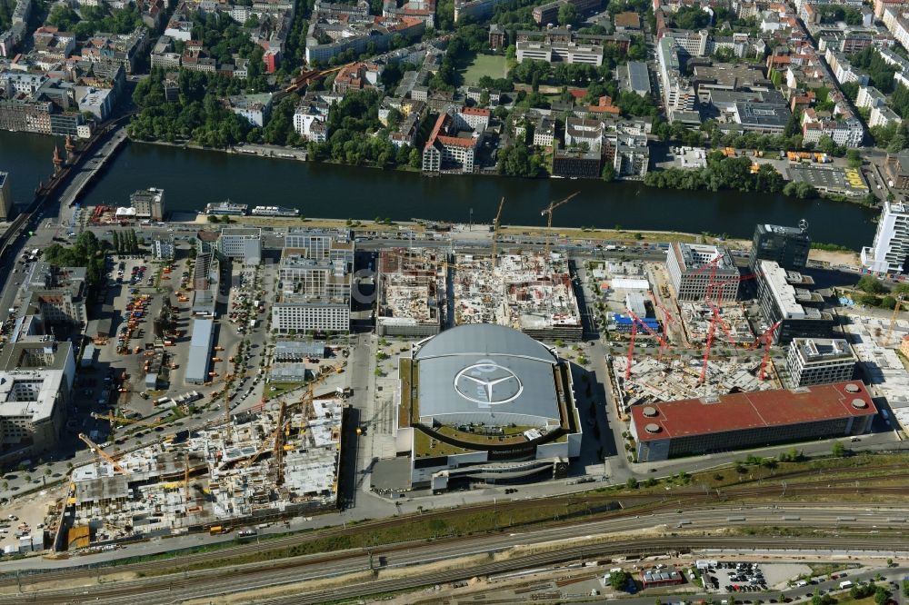 Berlin aus der Vogelperspektive: Baustelle zum Neubau eines Kino- Freizeit- und Hotelkomplexes auf dem Anschutz- Areal entlang der Mühlenstraße im Ortsteil Bezirk Friedrichshain-Kreuzberg in Berlin, Deutschland