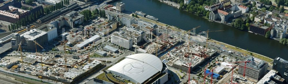 Luftbild Berlin - Baustelle zum Neubau eines Kino- Freizeit- und Hotelkomplexes auf dem Anschutz- Areal entlang der Mühlenstraße im Ortsteil Bezirk Friedrichshain-Kreuzberg in Berlin, Deutschland