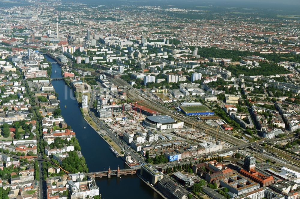 Luftaufnahme Berlin - Baustelle zum Neubau eines Kino- Freizeit- und Hotelkomplexes auf dem Anschutz- Areal entlang der Mühlenstraße im Ortsteil Bezirk Friedrichshain-Kreuzberg in Berlin, Deutschland