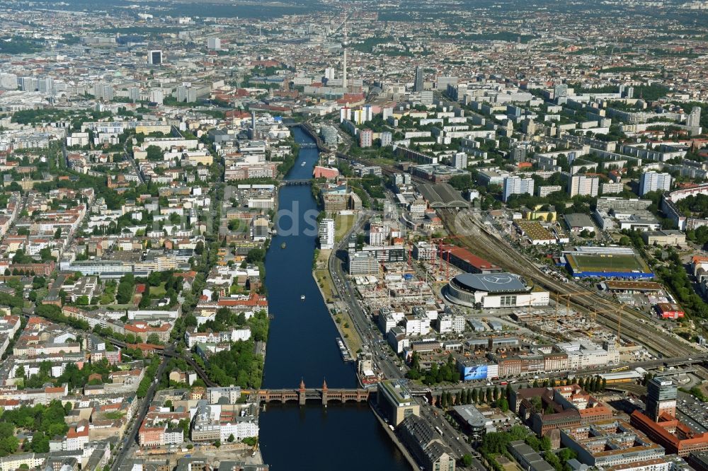 Berlin von oben - Baustelle zum Neubau eines Kino- Freizeit- und Hotelkomplexes auf dem Anschutz- Areal entlang der Mühlenstraße im Ortsteil Bezirk Friedrichshain-Kreuzberg in Berlin, Deutschland