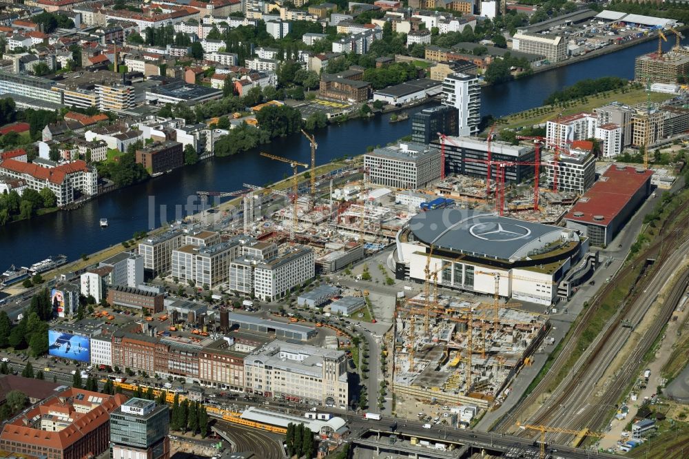 Berlin aus der Vogelperspektive: Baustelle zum Neubau eines Kino- Freizeit- und Hotelkomplexes auf dem Anschutz- Areal entlang der Mühlenstraße im Ortsteil Bezirk Friedrichshain-Kreuzberg in Berlin, Deutschland