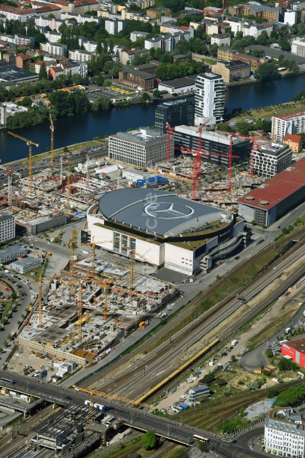 Luftbild Berlin - Baustelle zum Neubau eines Kino- Freizeit- und Hotelkomplexes auf dem Anschutz- Areal entlang der Mühlenstraße im Ortsteil Bezirk Friedrichshain-Kreuzberg in Berlin, Deutschland