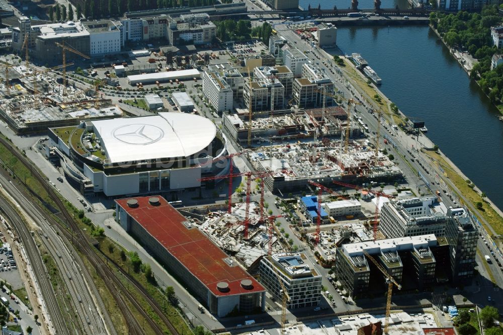 Luftaufnahme Berlin - Baustelle zum Neubau eines Kino- Freizeit- und Hotelkomplexes auf dem Anschutz- Areal entlang der Mühlenstraße im Ortsteil Bezirk Friedrichshain-Kreuzberg in Berlin, Deutschland