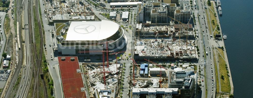 Berlin von oben - Baustelle zum Neubau eines Kino- Freizeit- und Hotelkomplexes auf dem Anschutz- Areal entlang der Mühlenstraße im Ortsteil Bezirk Friedrichshain-Kreuzberg in Berlin, Deutschland