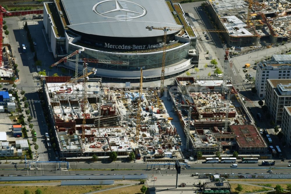 Luftaufnahme Berlin - Baustelle zum Neubau eines Kino- Freizeit- und Hotelkomplexes auf dem Anschutz- Areal entlang der Mühlenstraße im Ortsteil Bezirk Friedrichshain-Kreuzberg in Berlin, Deutschland