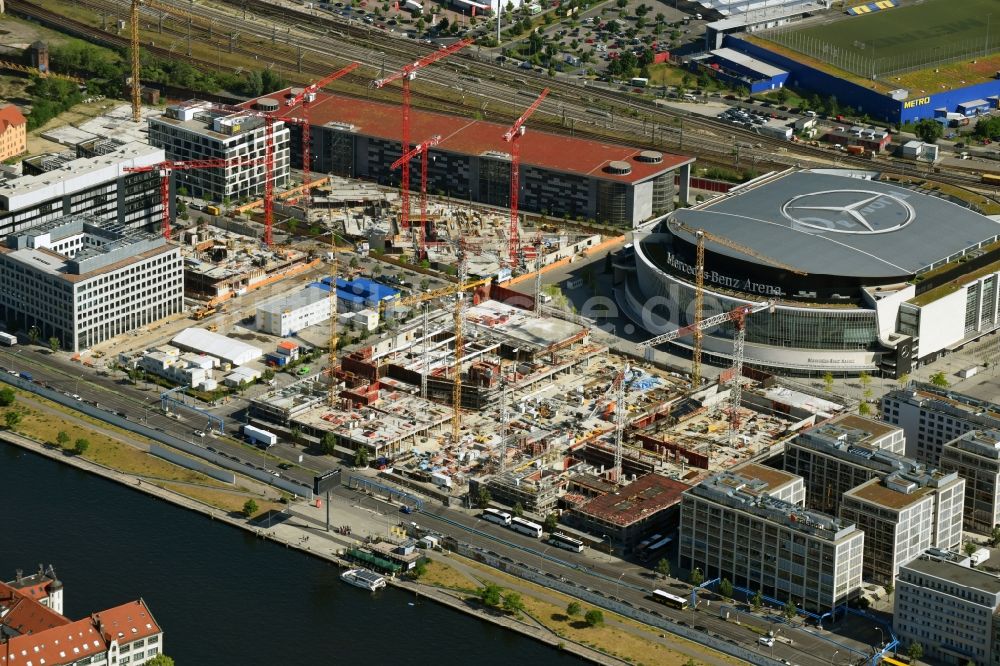 Berlin aus der Vogelperspektive: Baustelle zum Neubau eines Kino- Freizeit- und Hotelkomplexes auf dem Anschutz- Areal entlang der Mühlenstraße im Ortsteil Bezirk Friedrichshain-Kreuzberg in Berlin, Deutschland