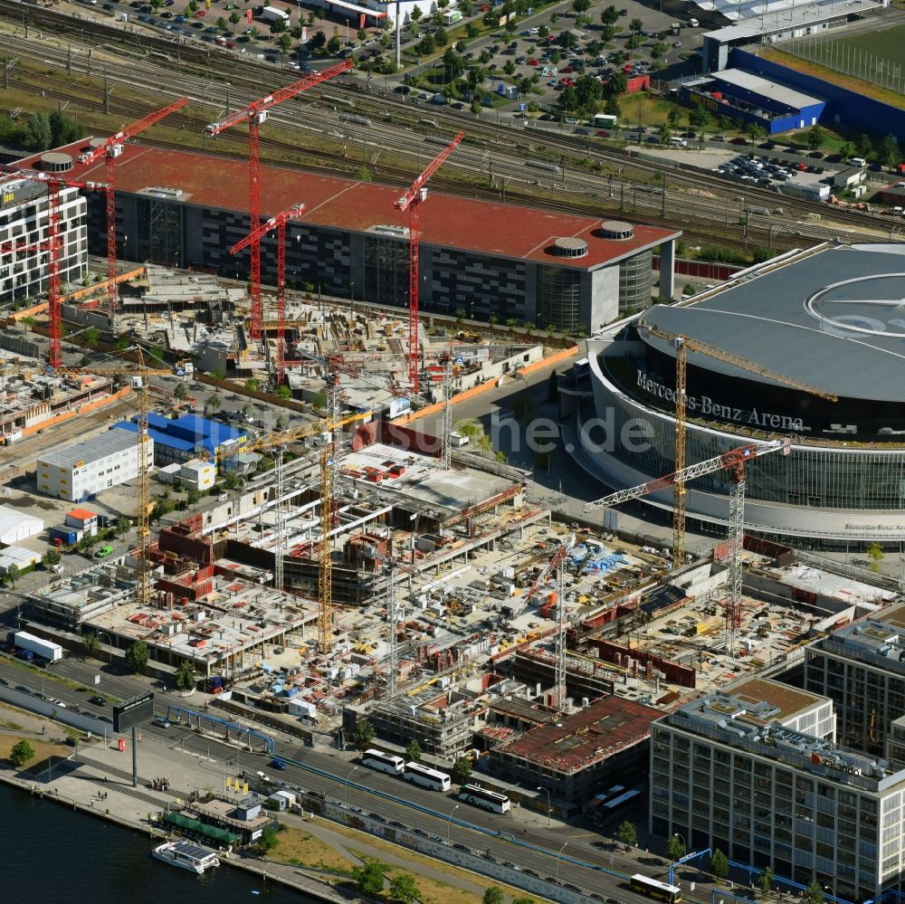 Luftbild Berlin - Baustelle zum Neubau eines Kino- Freizeit- und Hotelkomplexes auf dem Anschutz- Areal entlang der Mühlenstraße im Ortsteil Bezirk Friedrichshain-Kreuzberg in Berlin, Deutschland