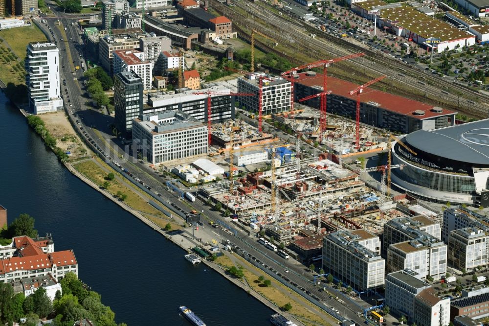 Luftaufnahme Berlin - Baustelle zum Neubau eines Kino- Freizeit- und Hotelkomplexes auf dem Anschutz- Areal entlang der Mühlenstraße im Ortsteil Bezirk Friedrichshain-Kreuzberg in Berlin, Deutschland