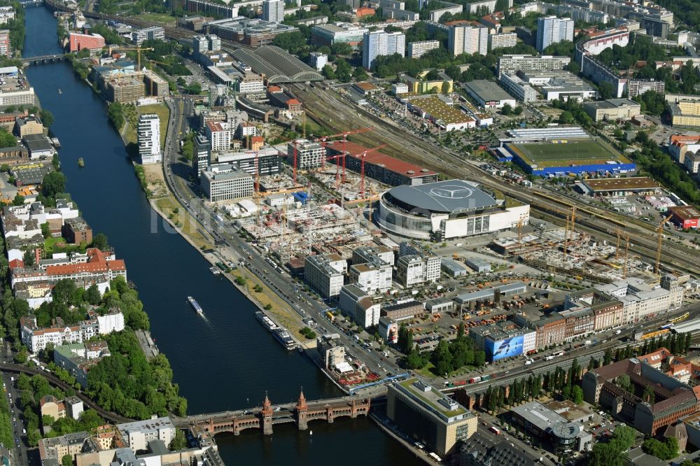 Berlin von oben - Baustelle zum Neubau eines Kino- Freizeit- und Hotelkomplexes auf dem Anschutz- Areal entlang der Mühlenstraße im Ortsteil Bezirk Friedrichshain-Kreuzberg in Berlin, Deutschland