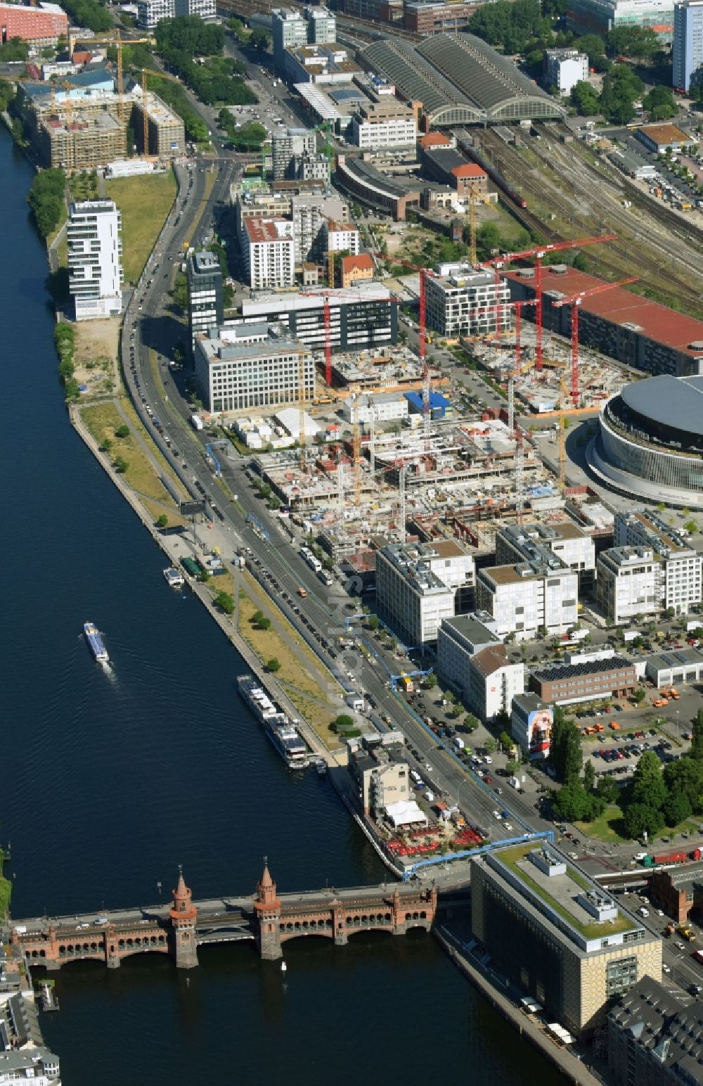 Berlin aus der Vogelperspektive: Baustelle zum Neubau eines Kino- Freizeit- und Hotelkomplexes auf dem Anschutz- Areal entlang der Mühlenstraße im Ortsteil Bezirk Friedrichshain-Kreuzberg in Berlin, Deutschland