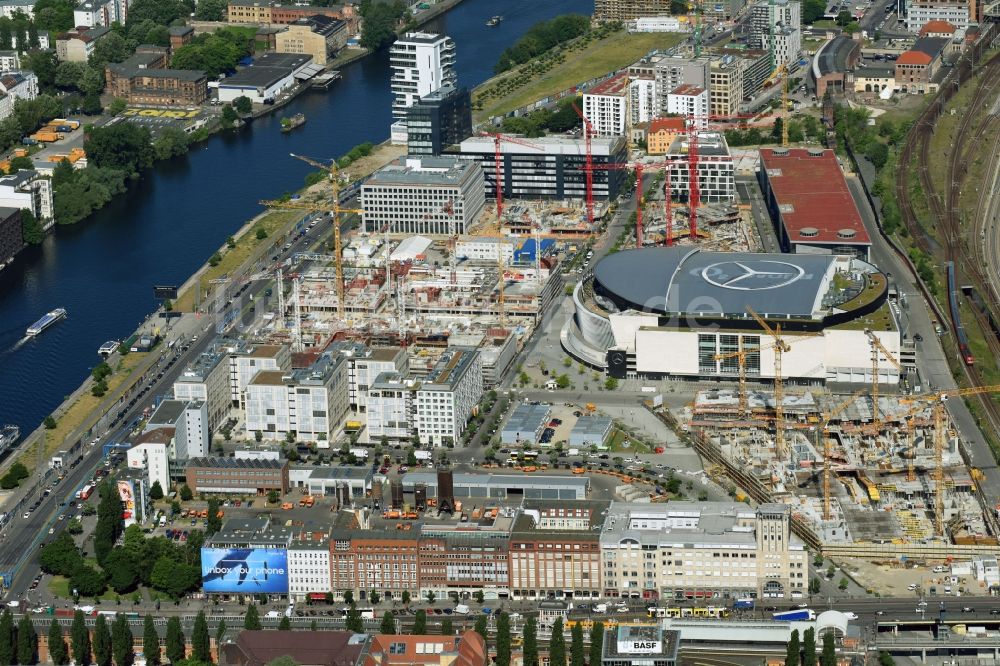 Luftbild Berlin - Baustelle zum Neubau eines Kino- Freizeit- und Hotelkomplexes auf dem Anschutz- Areal entlang der Mühlenstraße im Ortsteil Bezirk Friedrichshain-Kreuzberg in Berlin, Deutschland