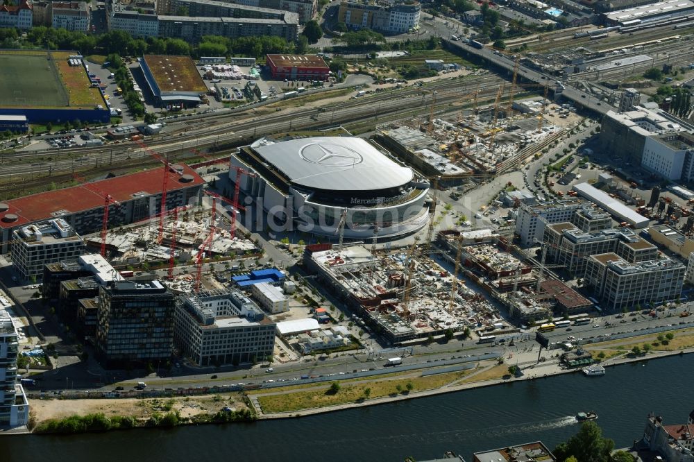 Luftaufnahme Berlin - Baustelle zum Neubau eines Kino- Freizeit- und Hotelkomplexes auf dem Anschutz- Areal entlang der Mühlenstraße im Ortsteil Bezirk Friedrichshain-Kreuzberg in Berlin, Deutschland