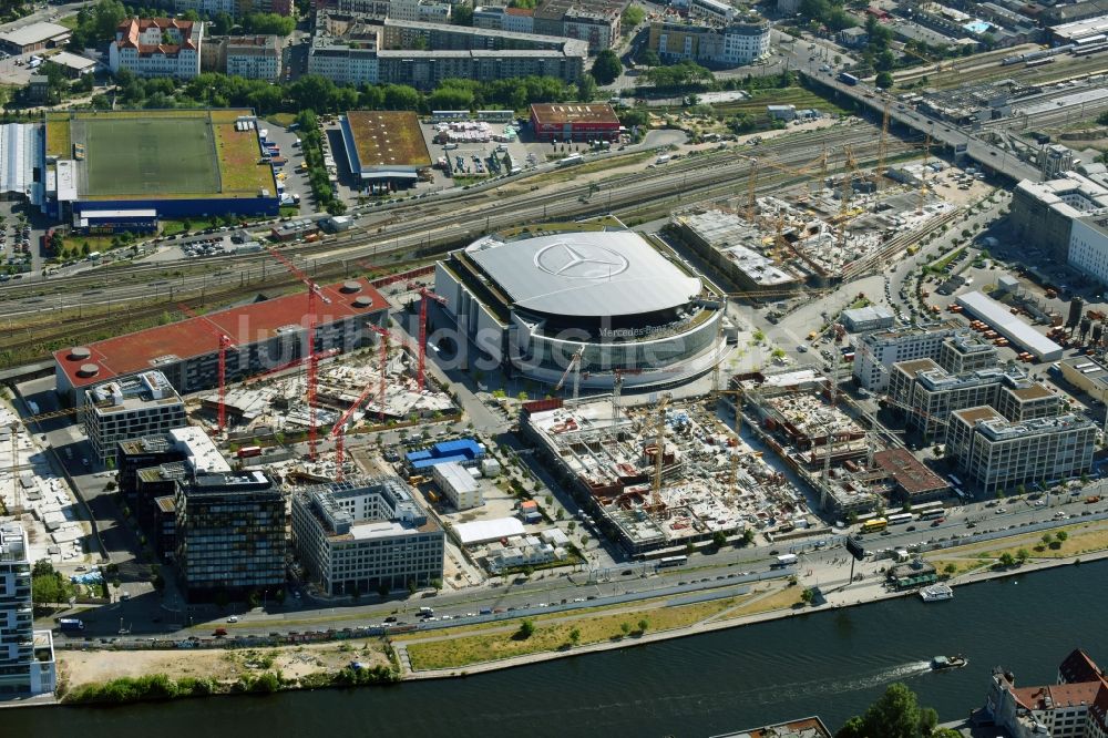 Berlin von oben - Baustelle zum Neubau eines Kino- Freizeit- und Hotelkomplexes auf dem Anschutz- Areal entlang der Mühlenstraße im Ortsteil Bezirk Friedrichshain-Kreuzberg in Berlin, Deutschland