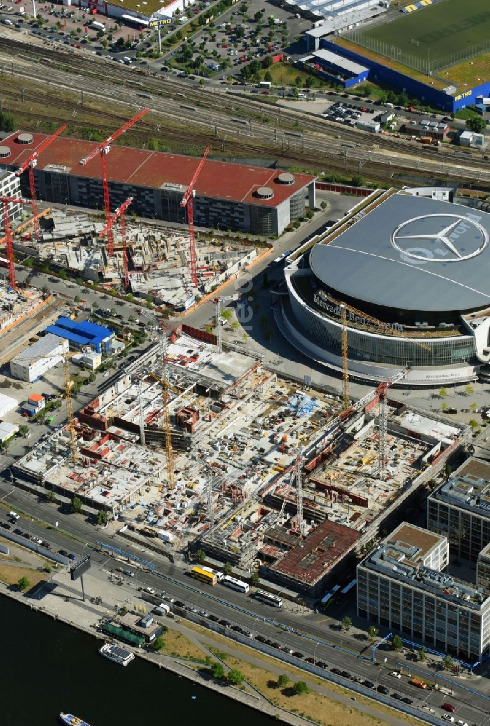 Luftaufnahme Berlin - Baustelle zum Neubau eines Kino- Freizeit- und Hotelkomplexes auf dem Anschutz- Areal entlang der Mühlenstraße im Ortsteil Bezirk Friedrichshain-Kreuzberg in Berlin, Deutschland