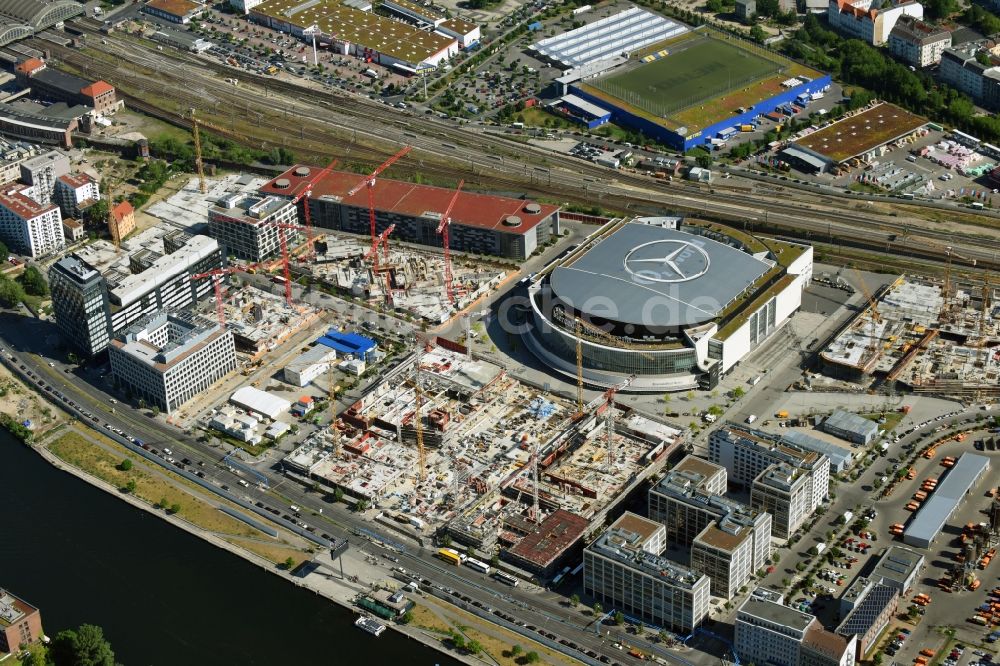 Berlin von oben - Baustelle zum Neubau eines Kino- Freizeit- und Hotelkomplexes auf dem Anschutz- Areal entlang der Mühlenstraße im Ortsteil Bezirk Friedrichshain-Kreuzberg in Berlin, Deutschland