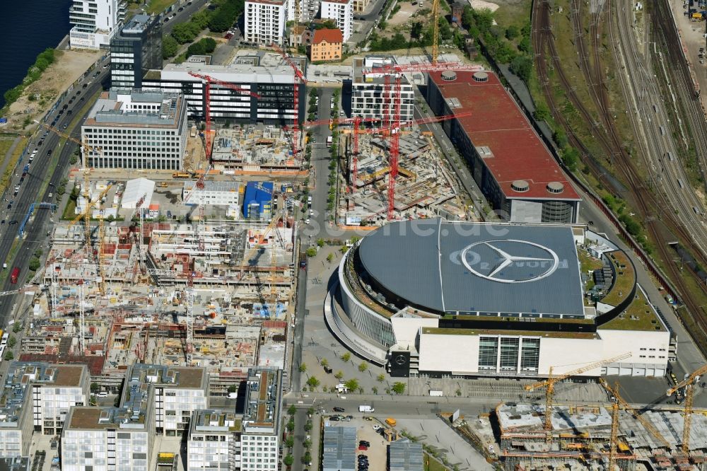 Berlin aus der Vogelperspektive: Baustelle zum Neubau eines Kino- Freizeit- und Hotelkomplexes auf dem Anschutz- Areal entlang der Mühlenstraße im Ortsteil Bezirk Friedrichshain-Kreuzberg in Berlin, Deutschland