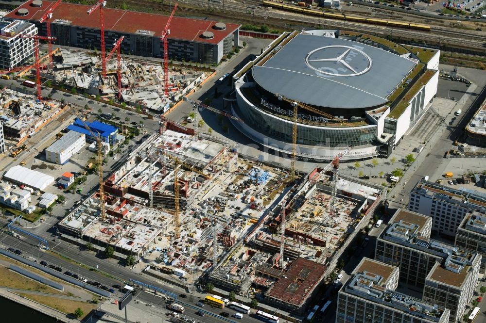 Luftbild Berlin - Baustelle zum Neubau eines Kino- Freizeit- und Hotelkomplexes auf dem Anschutz- Areal entlang der Mühlenstraße im Ortsteil Bezirk Friedrichshain-Kreuzberg in Berlin, Deutschland