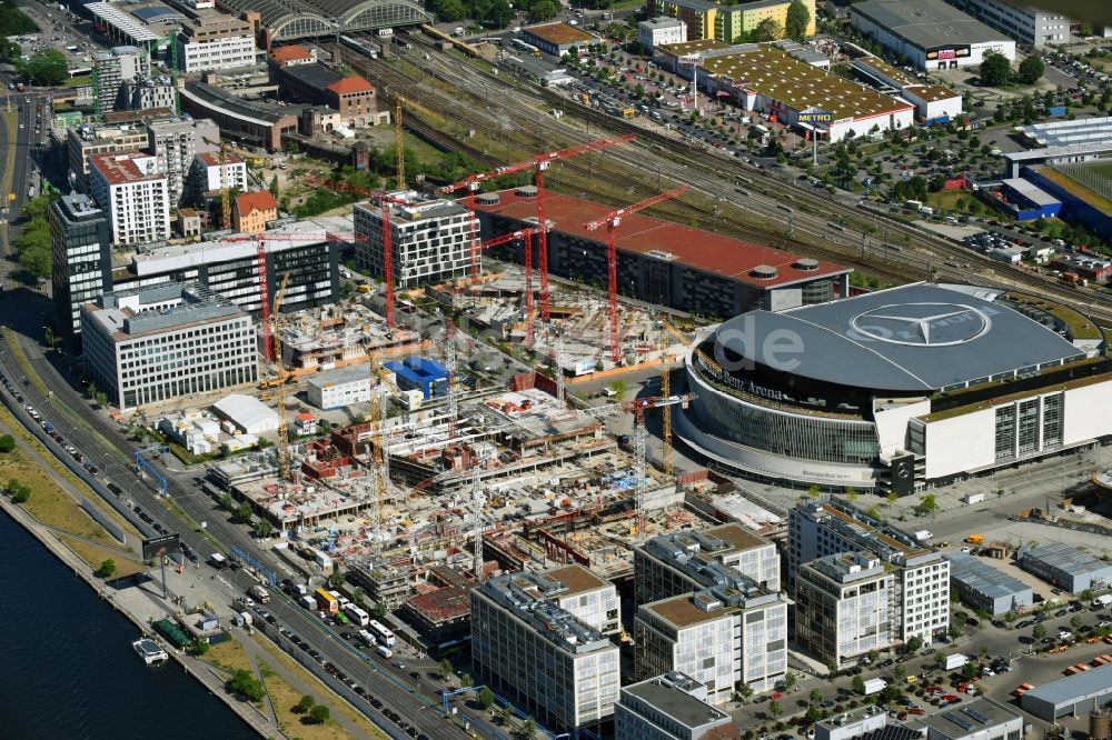 Berlin von oben - Baustelle zum Neubau eines Kino- Freizeit- und Hotelkomplexes auf dem Anschutz- Areal entlang der Mühlenstraße im Ortsteil Bezirk Friedrichshain-Kreuzberg in Berlin, Deutschland