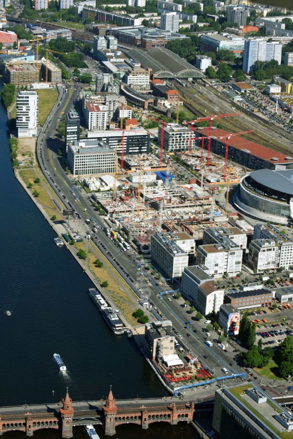 Berlin aus der Vogelperspektive: Baustelle zum Neubau eines Kino- Freizeit- und Hotelkomplexes auf dem Anschutz- Areal entlang der Mühlenstraße im Ortsteil Bezirk Friedrichshain-Kreuzberg in Berlin, Deutschland