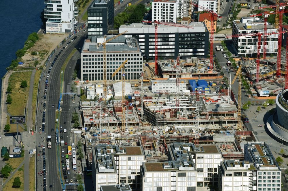 Luftbild Berlin - Baustelle zum Neubau eines Kino- Freizeit- und Hotelkomplexes auf dem Anschutz- Areal entlang der Mühlenstraße im Ortsteil Bezirk Friedrichshain-Kreuzberg in Berlin, Deutschland