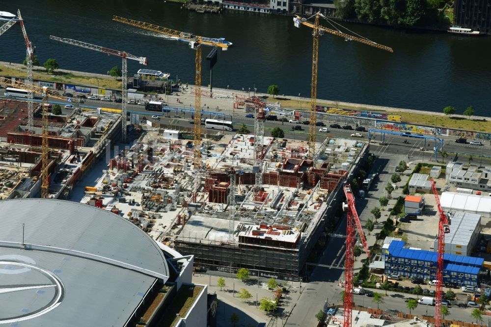 Luftaufnahme Berlin - Baustelle zum Neubau eines Kino- Freizeit- und Hotelkomplexes auf dem Anschutz- Areal entlang der Mühlenstraße im Ortsteil Bezirk Friedrichshain-Kreuzberg in Berlin, Deutschland