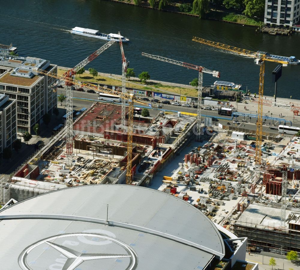 Berlin von oben - Baustelle zum Neubau eines Kino- Freizeit- und Hotelkomplexes auf dem Anschutz- Areal entlang der Mühlenstraße im Ortsteil Bezirk Friedrichshain-Kreuzberg in Berlin, Deutschland