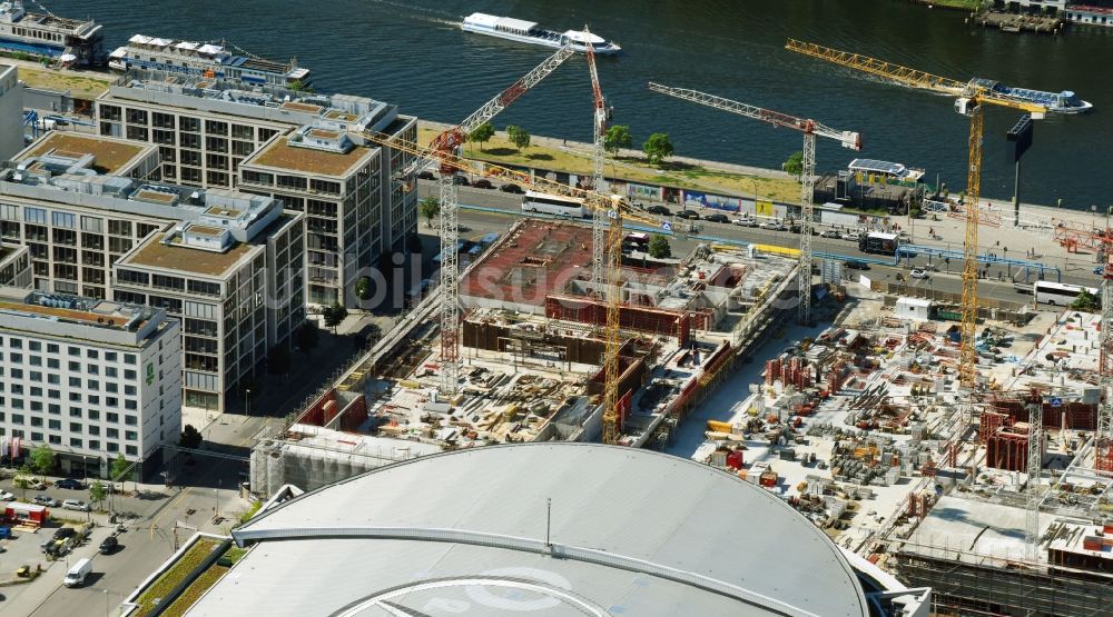 Berlin aus der Vogelperspektive: Baustelle zum Neubau eines Kino- Freizeit- und Hotelkomplexes auf dem Anschutz- Areal entlang der Mühlenstraße im Ortsteil Bezirk Friedrichshain-Kreuzberg in Berlin, Deutschland